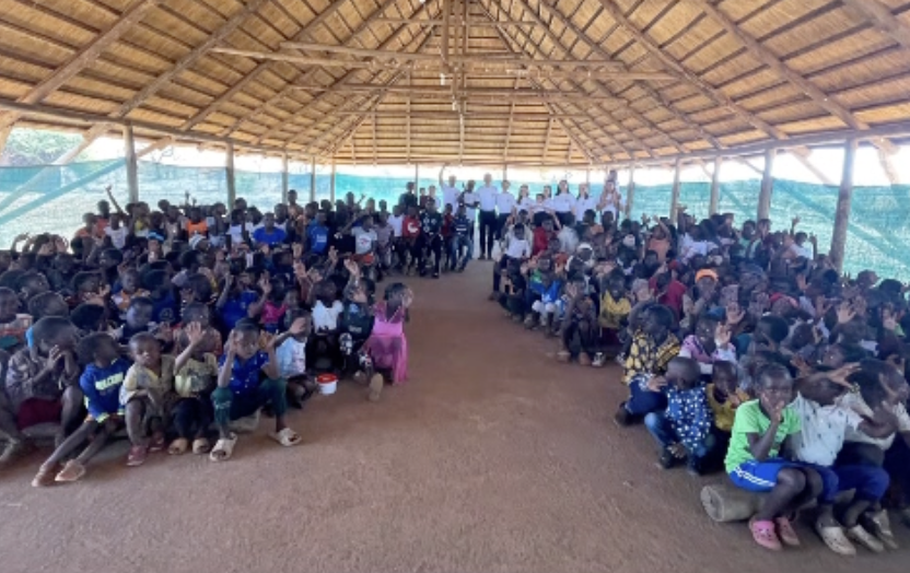 Copii zâmbind într-un sat din Zambia